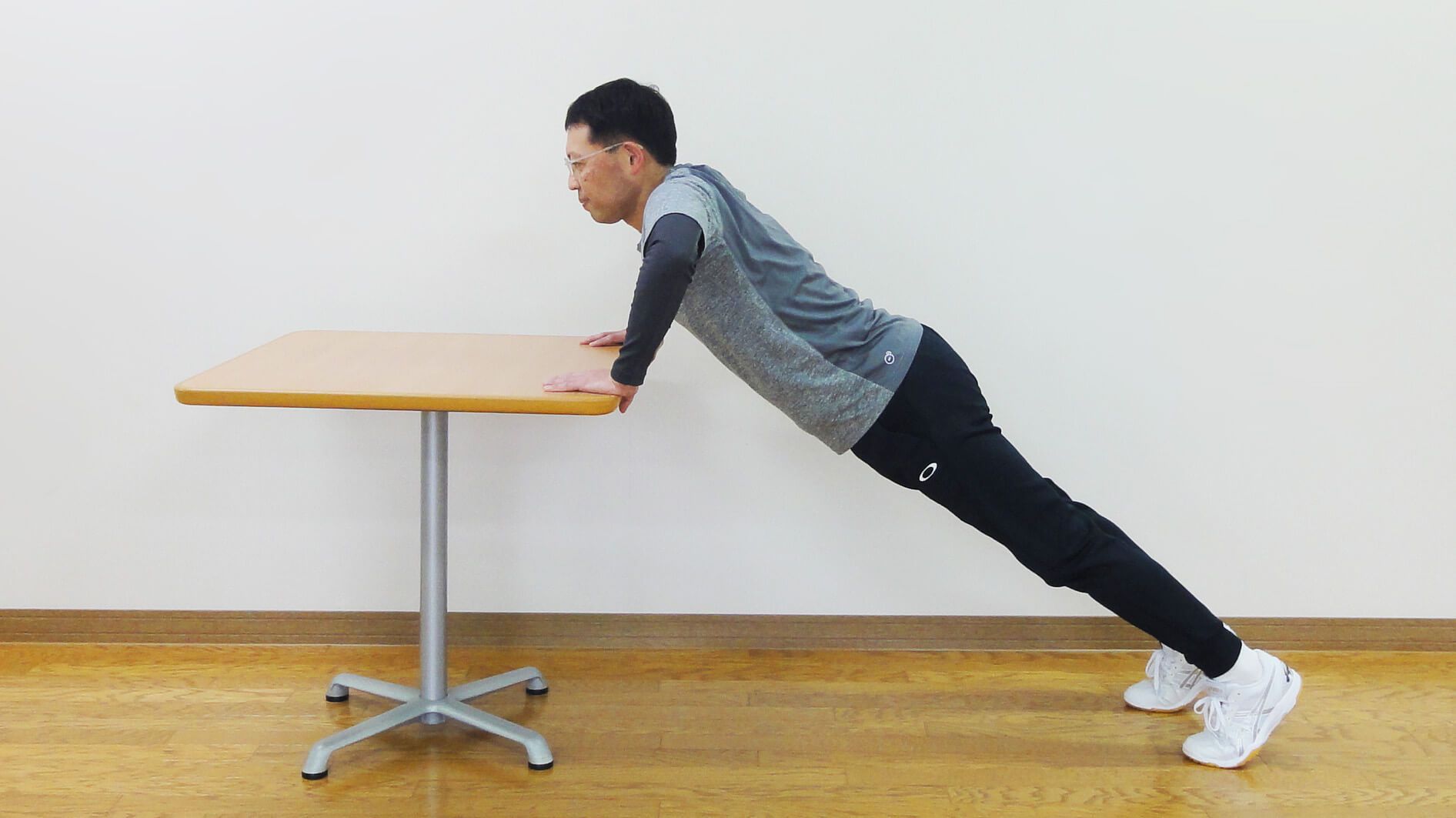 机を使って腕立て伏せ（肘は直角で7秒間静止）