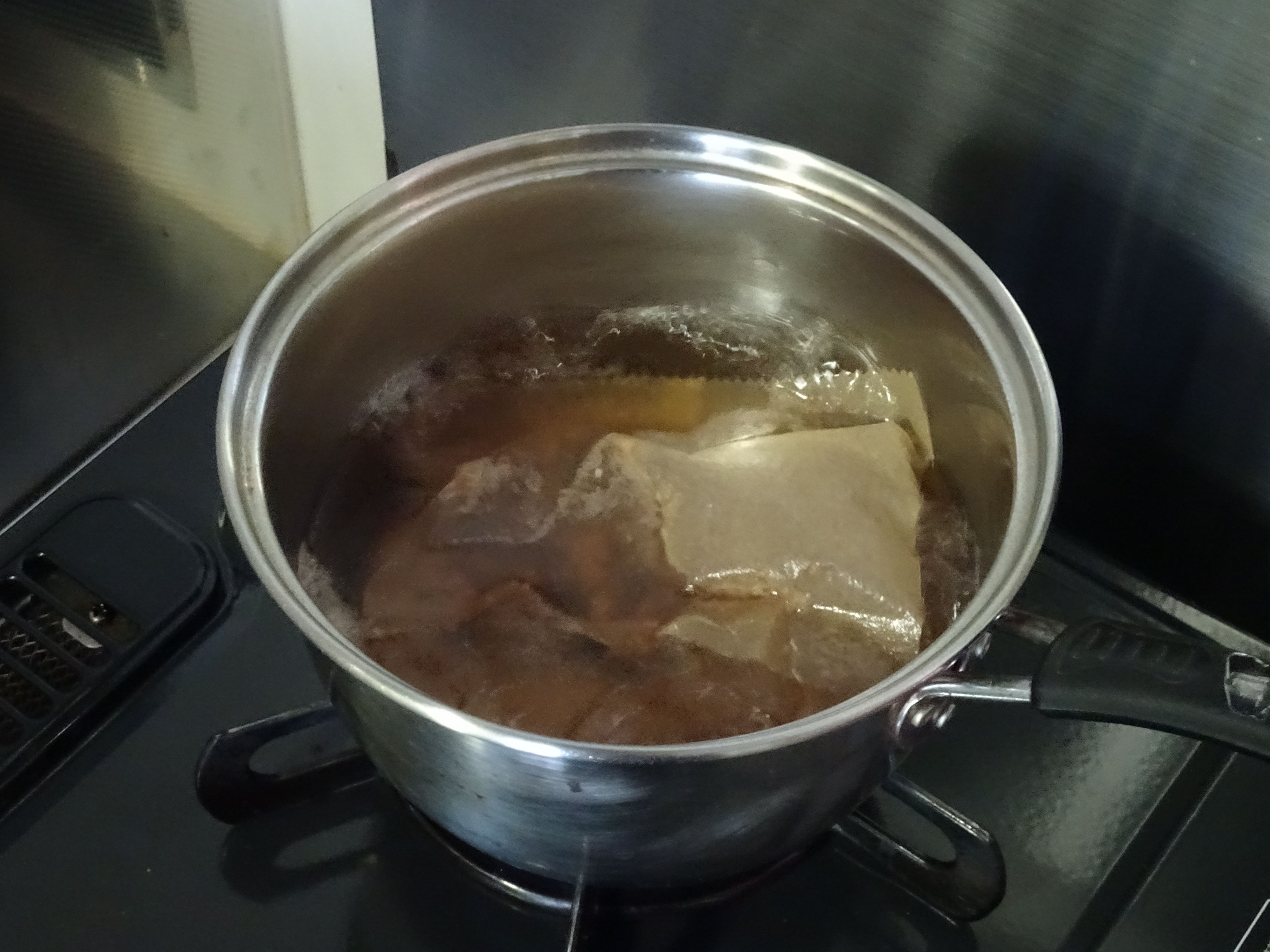 自宅のキッチンで漢方薬を煎じている様子