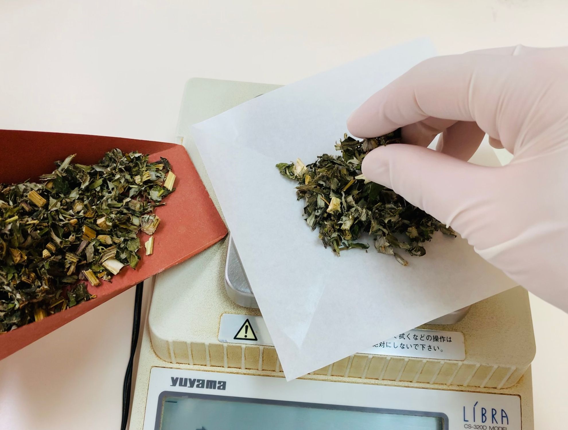 各生薬を日数分量り、よく混ぜ合わせます