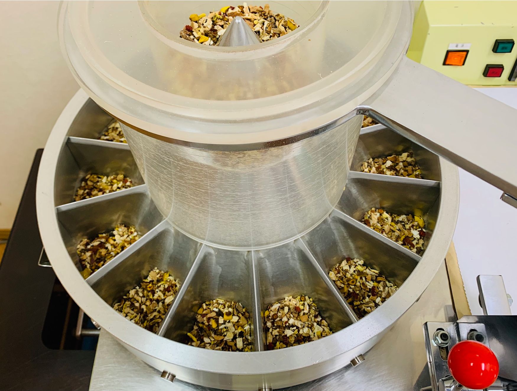 混ぜ合わせた生薬を調合分を調合分包機にかけます