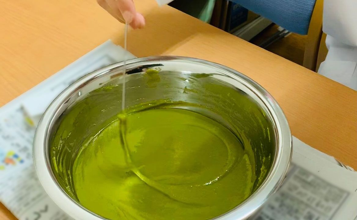 茶葉を取り出し、濾した後、よく練ります